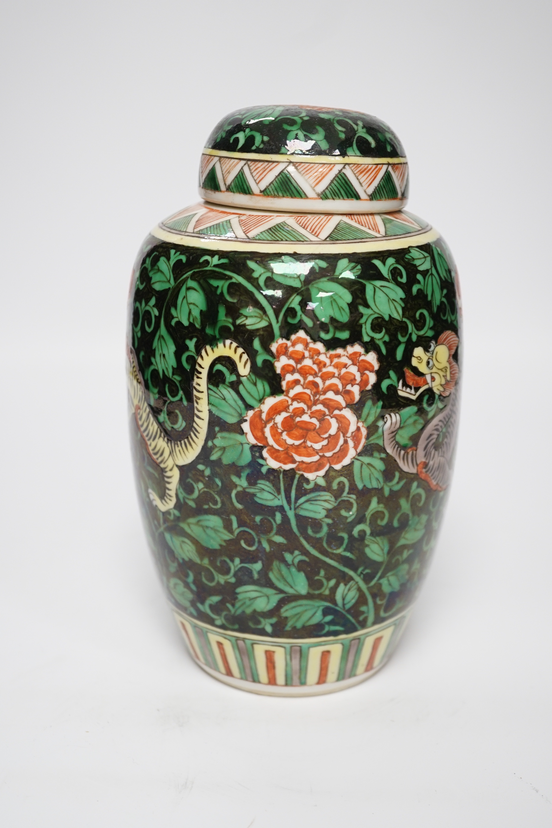 A small Chinese famille noire ‘dragon’ jar and cover, late 19th century, 21.5cm